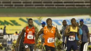 Yohan Blake (segundo por la derecha), por delante de Bolt (izquierda), duranet la carrera de 200 lisos.