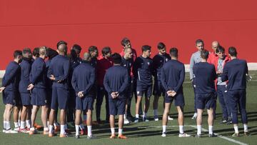 Vincenzo Montella da una charla durante un entrenamiento del Sevilla.