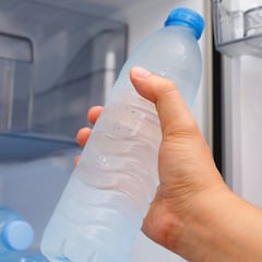 Ni aire acondicionado ni ventilador: en Francia se sorprenden con la ‘técnica española’ de la botella para no pasar calor en verano