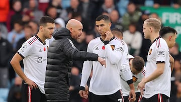 Manchester United's Dutch manager Erik ten Hag (2nd L) gives instructions to Manchester United's Dutch midfielder Donny van de Beek (R), Manchester United's Portuguese striker Cristiano Ronaldo (C) and Manchester United's Portuguese defender Diogo Dalot (L) at half time in the English Premier League football match between Aston Villa and Manchester Utd at Villa Park in Birmingham, central England on November 6, 2022. (Photo by Geoff Caddick / AFP) / RESTRICTED TO EDITORIAL USE. No use with unauthorized audio, video, data, fixture lists, club/league logos or 'live' services. Online in-match use limited to 120 images. An additional 40 images may be used in extra time. No video emulation. Social media in-match use limited to 120 images. An additional 40 images may be used in extra time. No use in betting publications, games or single club/league/player publications. / 