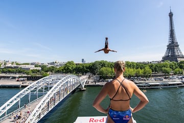 El mexicano Sergio Guzmán salta desde los 27.5 metros, mientras la australiana Rhiannan Iffland se prepara para saltar desde la plataforma de 27.5 metros de altura.