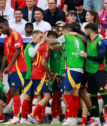 El jugador del Barcelona se retira con un fuerte golpe. Dani Olmo entra al campo en su lugar.