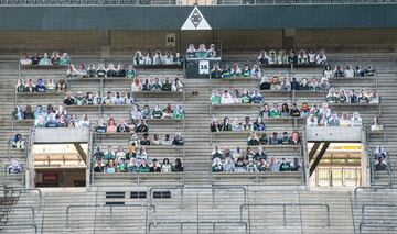 Imágenes de aficionados del Borussia Monchengladbach llenan las gradas del Borussia Park. Los seguidores del club alemán apoyan a su equipo comprando estos cartelones con sus caras y que permanecerán en el estadio hasta que vuelvan los partidos al estadio.