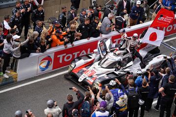 Los pilotos de Toyota Gazoo Racing TS050 Hybrid, Sebastien Buemi, Fernando Alonso y Kazuki Nakajima celebran la victoria.