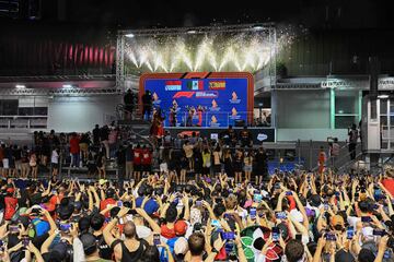 Pérez, Leclerc y Sainz, ante los aficionados en el podio del GP de Singapur. 