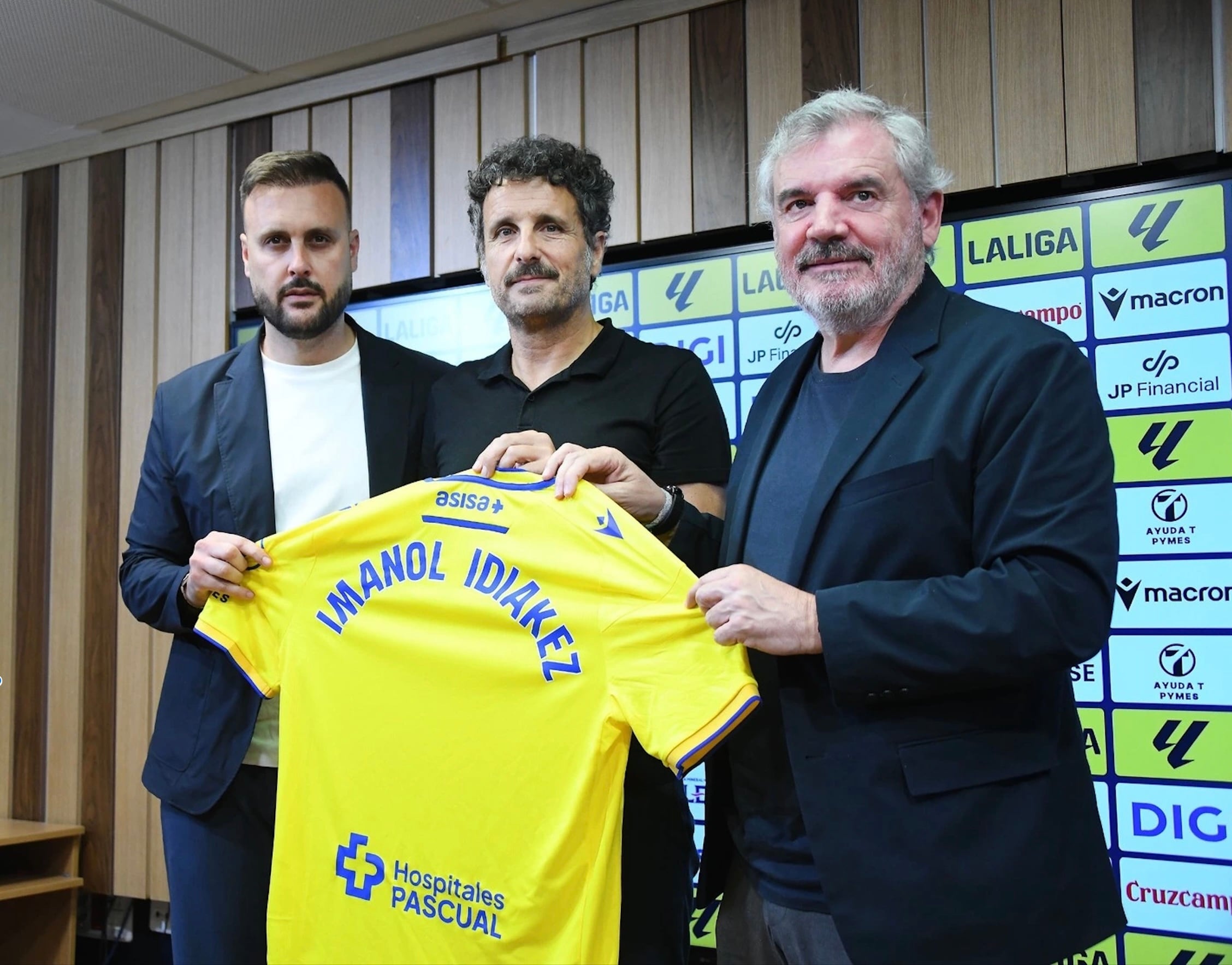 Manuel Vizcaíno y Juan Cala se agarran a Idiakez