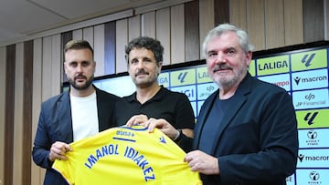 Idiakez, en el centro; Juan Cala, a la izquierda; y Manuel Vizcaíno, a la derecha. Foto: Cádiz CF.