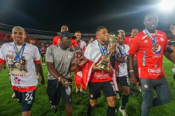 América logró su título 15 de Liga en la historia del FPC. El equipo de Juan Cruz Real perdió 0-2 ante los cardenales en Bogotá, pero ganó el trofeo tras quedarse 3-2 con el marcador global. 