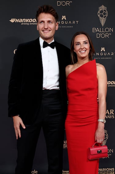 La centrocampista escocesa del Real Madrid, Caroline Weir, y su compañero Josh Emerson posan a su llegada antes de la ceremonia de entrega del Balón de Oro 2025.
