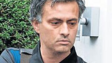 <b>ENFADADO. </b>Mourinho, ayer tras abandonar la comisaría.