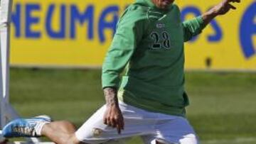 <b>A TOPE. </b>Ezequiel chuta durante un entrenamiento. El canterano quiere comenzar a tener minutos.