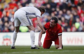 Steve McManaman, jugando con el Real Madrid, y Robbie Fowler.