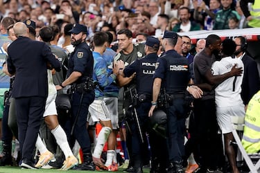 Tangana final entre los jugadores de ambos equipos. 