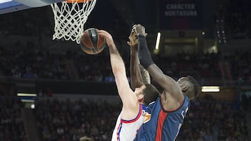 El Baskonia y el Efes, durante el partido