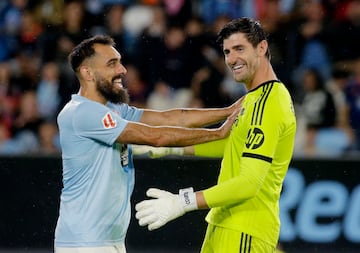 Borja Iglesias felicita a Thibaut Courtois por su parada en el minuto 8 de partido.