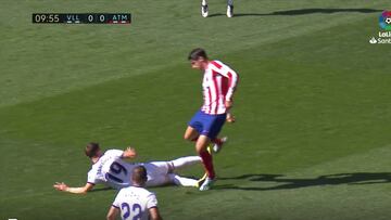 La acción que enfadó a Simeone: el entradón de Toni Villa que el árbitro no fue a ver al VAR