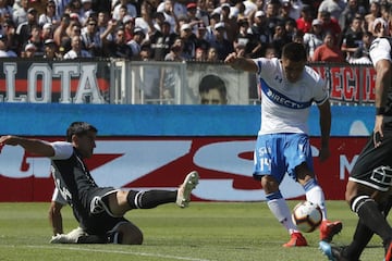 El jugador de Universidad CatÃ³lica Cesar Pinares controla la pelota durante el partido de primera division disputado contra Colo Colo en el estadio Monumental de Santiago, Chile
17/03/2019