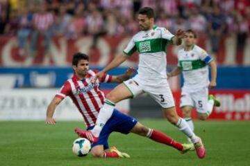 MADRID, SPAIN - APRIL 18: Alberto Tomas Botia (R) of Elche FC tackles Diego Costa (L) of Atletico de Madrid during the La Liga match between Club Atletico de Madrid and Elche FC at Vicente Calderon Stadium on April 18, 2014 in Madrid, Spain. (Photo by Gonzalo Arroyo Moreno/Getty Images)