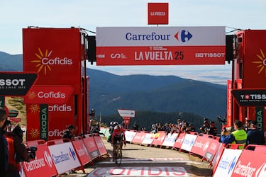 Jonas Vingegaard de Dinamarca y del Equipo Visma | Lease a Bike celebra en la meta su victoria de etapa durante la 20.ª Etapa de La Vuelta a España 2025.