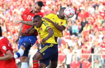 Futbol, Chile vs Colombia
Eliminatorias para Brasil 2014.
El jugador de la seleccion chilena Mauricio Pinilla, centro, disputa el balon con Luis Perea y Edwin Valencia de Colombia durante el partido clasificatorio al mundial de Brasil 2014 jugado en el estadio Monumental en Santiago, Chile.
11/09/2012 