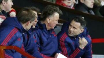 Louis Van Gaal y Ryan Giggs, entrenadores del Manchester United, durante un partido en Old Trafford.