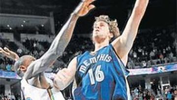 <b>LA ZARPA DEL REY GRIZZLY. </b>Gasol anota sobre el 'hornet' Linton Johnson la canasta del empate a 90.