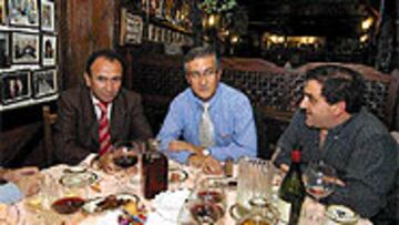 <b>MANZANO, EN MADRID</b>. Manzano compartió mesa y mantel en el Asador Donostiarra con su agente, Manuel García Quilón.