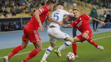 Kiev (Ukraine), 14/09/2021.- Jan Vertonghen (L), Alejandro Grimaldo (R) of Benfica and Viktor Tsygankov (C) of Dynamo in action during the UEFA Champions League group E soccer match between Dynamo Kyiv and Benfica in Kiev, Ukraine, 14 September 2021. (Lig