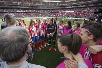 Las jugadoras del Atleti se conjuran antes del inicio del partido.