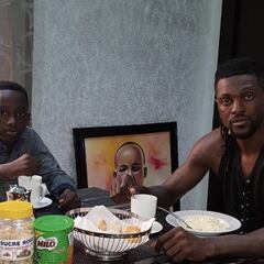 Adebayor adopta a su sobrino, tras la muerte de su hermano, y le cambia el nombre