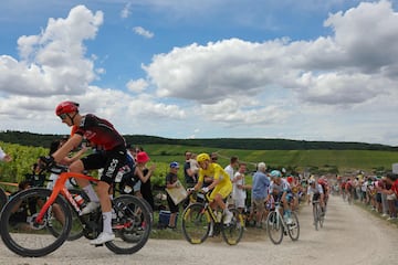 El ciclista británico del equipo INEOS Grenadiers, Ben Turner, y el ciclista esloveno del equipo UAE Team Emirates, Tadej Pogacar, vistiendo el maillot amarillo de líder general.