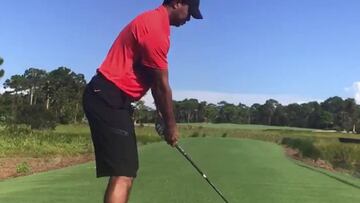 Tiger Woods realiza un entrenamiento con pantalones cortos