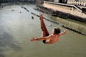 Los romanos han saltado desde lo alto del Puente Cavour, sobre el río que atraviesa la Ciudad Eterna para dar la bienvenida al 2023.