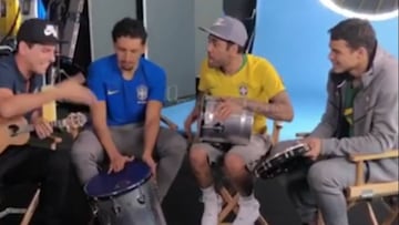 Dani Alves, Thiago Silva y Marquinhos se pasan a la m&uacute;sica.