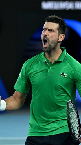 FOTODELDIA MELBOURNE (Australia), 30/01/2026.- El tenista serbio Novak Djokovic, tras vencer al italiano Jannik Sinner, este viernes en la semifinal masculina del torneo de tenis Abierto de Australia 2026 en Melbourne. EFE/JAMES ROSS PROHIBIDO USO EN AUSTRALIA Y NUEVA ZELANDA
