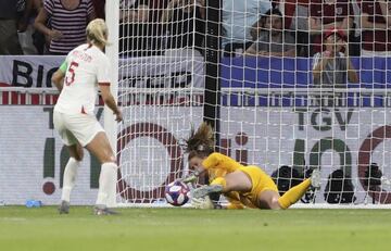 Alyssa Naeher parando el penalti contra Inglaterra.