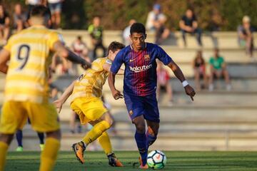 Anthony Lozano disputando un partido con el FC Barcelona B.