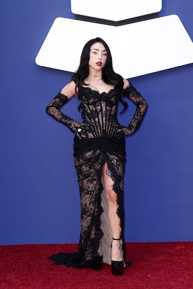 Nicki Nicole posa en la alfombra roja de los Latin Grammys 2025 celebrados en el MGM Grand Las Vegas. 