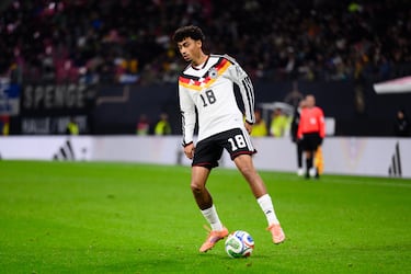 وفقًا لوسائل إعلام رياضية مختلفة، فإن اللاعب، المولود في أمبرغ، وهي مدينة في ولاية بافاريا الألمانية على ضفاف نهر فيلس، يحظى باهتمام ريال مدريد ومانشستر سيتي. وقد كان أداؤه مع منتخب ألمانيا تحت 21 عامًا ثابتًا، مما يوحي بأنه مستعد للانتقال إلى دوري الدرجة الأولى.