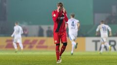 DUS815. LOTTE (ALEMANIA), 25/10/2016.- Stefan Kie&szlig;ling de Leverkusen reacciona hoy, martes 25 de octubre de 2016, durante un partido entre Sportfreunde Lotte y Bayer Leverkusen de la copa DFB alemana que se disputa en Lotte (Alemania). EFE/Guido Kirchner
 
 ATENCI&Oacute;N: La Liga alemana proh&iacute;be la utilizaci&oacute;n y publicaci&oacute;n de fotograf&iacute;as secuenciales en Internet y otros medios de comunicaci&oacute;n en l&iacute;nea durante el partido (incluido el descanso). La liga alemana permite la posterior utilizaci&oacute;n y publicaci&oacute;n de las fotograf&iacute;as para servicios m&oacute;viles (especialmente MMS) y para DVB-H y DMB s&oacute;lo despu&eacute;s del final del partido.