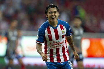 Chivas
Mediocampista

Le 'Chofis' sorprendió desde que apareció en un campo de fútbol. Un doblete frente a Monterrey lo catalogó como el 'Messi Mexicano'.