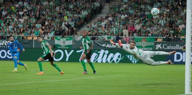 0-2. Contraataque del Atlético. Centra Julián Álvarez muy pasado que recupera Álex Baena en la parte izquierda del área, se perfila y con un derechazo manda el balón al  palo largo de Pau López. Primer tanto del jugador de Roquetas de Mar con la elástica del Atlético de Madrid.