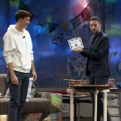 Broncano le hace un regalo a Pau Torres y resulta ser... ¡una pulla hacia Piqué!