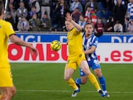 Vitoria, 23/02/2026.- El delantero israelí del Girona Viktor Tsygankov(2d) controla el balón ante el defensa del Alavés Yusi (d) durante el encuentro correspondiente a la jornada 25 de LaLiga EA Sports que disputan Alavés y Girona en el estadio de Mendizorroza, en Vitoria, por el título de campeones de la Copa del Rey de baloncesto conseguido ayer Domingo tras derrotar en la final al Real Madrid. EFE / ADRIAN RUIZ HIERRO.