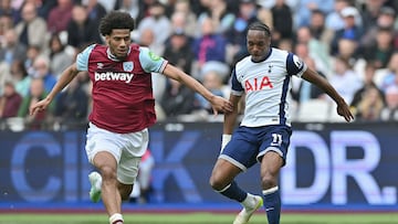 London (United Kingdom), 04/05/2025.- Mathys Tel of Tottenham Hotspur and Jean-Clair Todibo of West Ham United in action during the English Premier League soccer match between West Ham and Tottenham Hotspur in London, Britain, 04 May 2025. (Reino Unido, Londres) EFE/EPA/VINCE MIGNOTT EDITORIAL USE ONLY. No use with unauthorized audio, video, data, fixture lists, club/league logos, 'live' services or NFTs. Online in-match use limited to 120 images, no video emulation. No use in betting, games or single club/league/player publications.