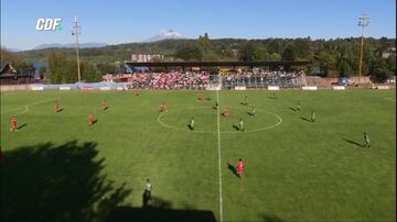 Deportes Pilmahue recibió a Deportes Valdivia en la Copa Chile 2019 en un estadio al borde del lago Villarrica, y de fondo también se puede apreciar el volcán.