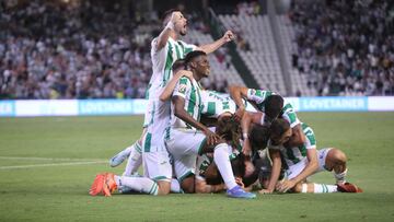 Los jugadores del Córdoba celebran el gol de Carracedo ante el Deportivo