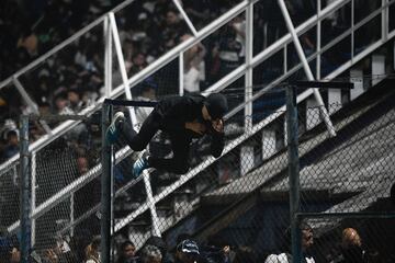 El partido se tuvo que detener a los nueve minutos de juego por graves incidentes tanto dentro como fuera del estadio. Hinchas del Lobo que quedaron afuera se enfrentaron con la policía, que reprimió de manera abrupta.  El humo de los gases lacrimógenos ingresó al estadio