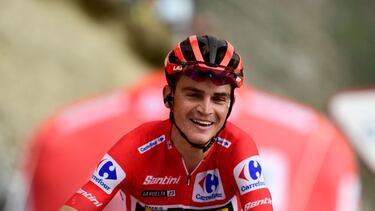 Sepp Kuss celebra el éxito del Jumbo en la meta del Tourmalet.