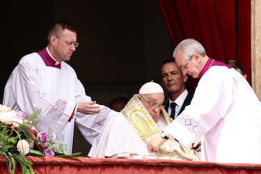 Momento en el que visten al Papa con las ropas del Urbi et Orbi, para dar la bendición a todos los fieles del catolicismo.